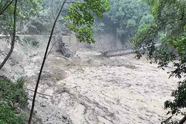インド・北東部で洪水　少なくとも18人が死亡、100人以上が行方不明