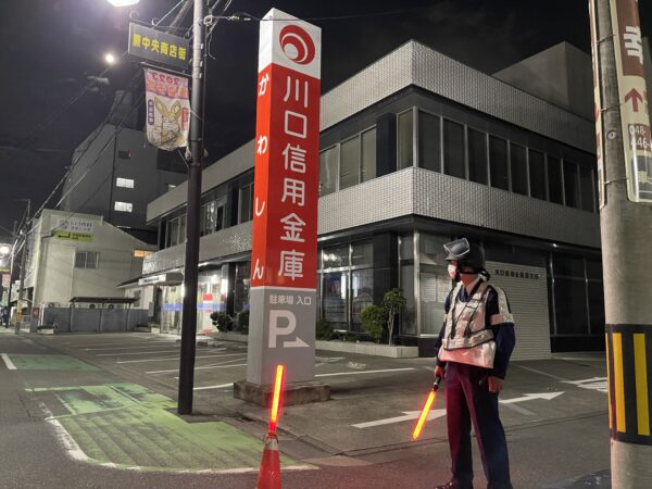埼玉郵便局立てこもり「お巡りさんが入った瞬間に発砲」、現場を通過したバス運転手が証言