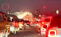 大型連休突入した中国　大渋滞の高速道路で「麻雀する人」まで