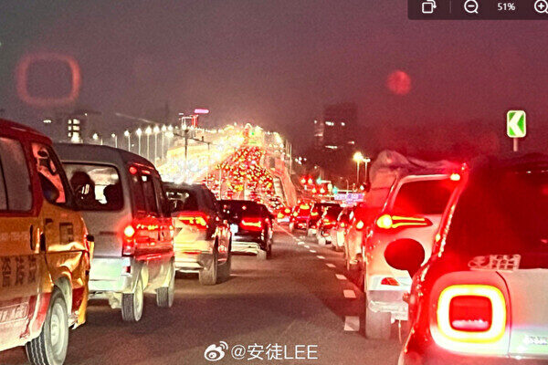 大型連休に突入した中国　渋滞の高速道路で「麻雀する人」まで