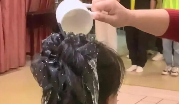 会社の研修で「同僚の頭に水をかけろ」と強要される？＝中国 四川