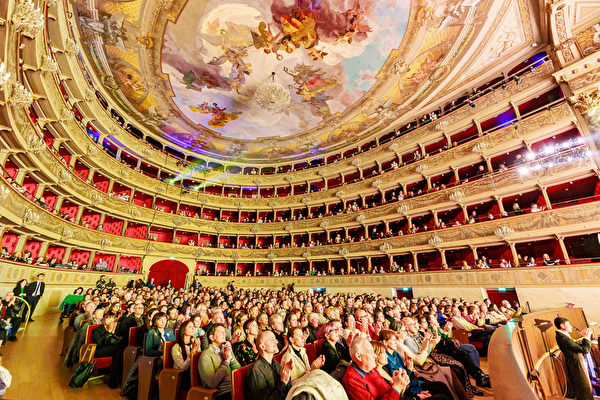 イタリア・ベルガモ市の著名な劇場「Teatro Donizetti」での神韻公演の様子。2023年4月7日撮影（張清颻/大紀元）