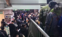 待ち時間「10時間以上」ついに怒り爆発　親たちが病院を包囲して抗議＝北京