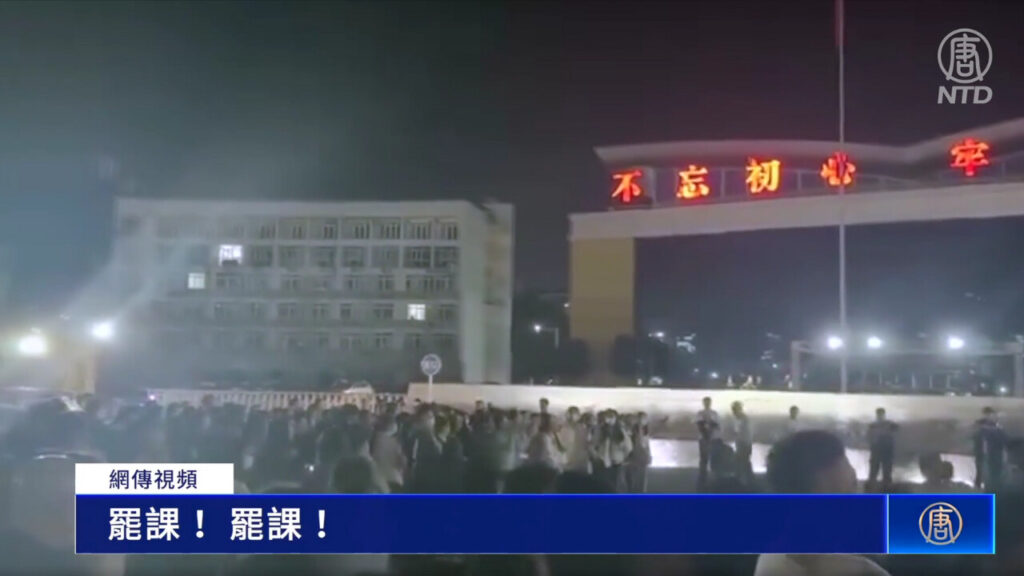 教師数百人が政府庁舎前に集結　給料支払いを求め「ストライキ宣言」＝中国 江西