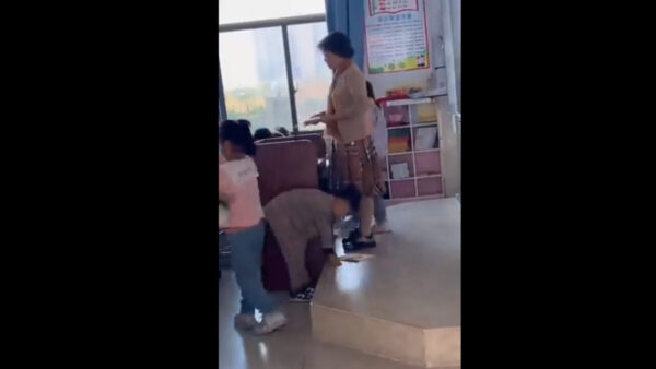 「わざと床に物を落とし、生徒に拾わせる」小学校教師の不可解な行動＝中国