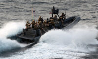 タンカーから遭難信号…米海軍が海賊5人拘束、日本の海自が援助　中共海軍は無視