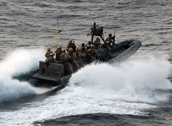 タンカーから遭難信号…米海軍が海賊5人拘束、日本の海自が援助　中共海軍は無視
