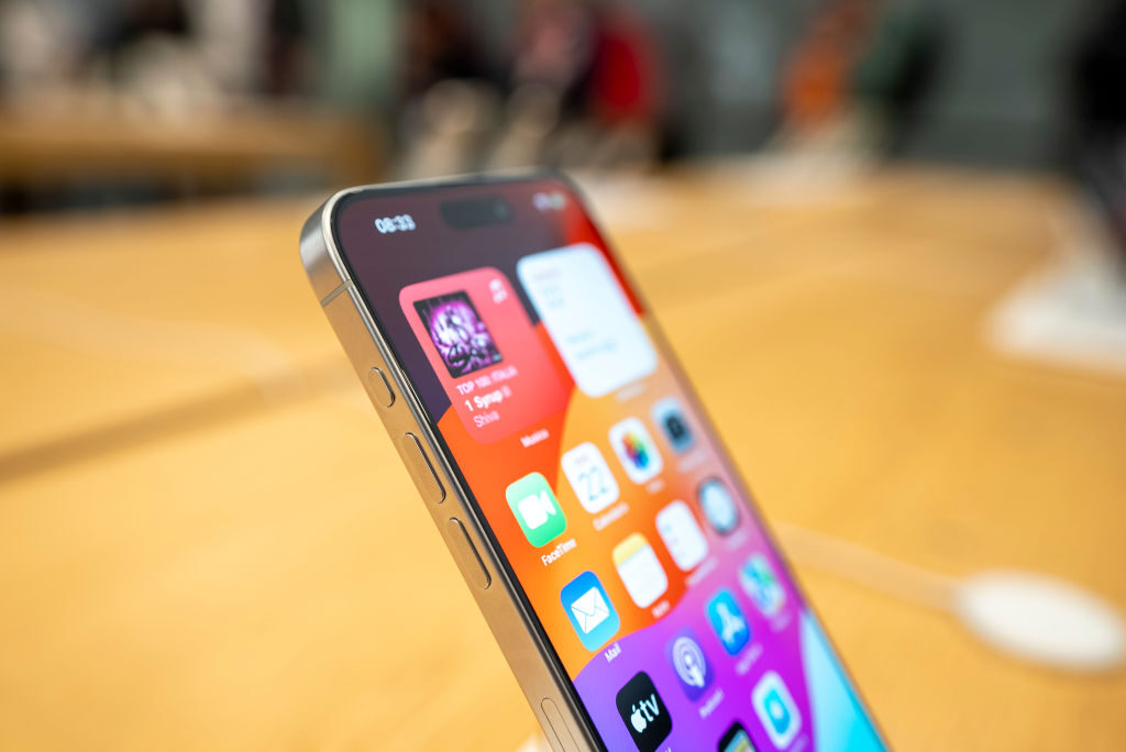 iPhoneの新機能「NameDrop」、米警察が警告「知らぬ間に個人情報流出の恐れ」