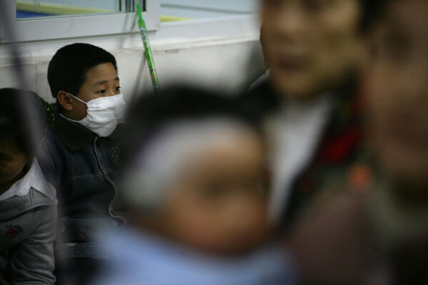 中国　マイコプラズマ肺炎と診断された8歳児　脳幹梗塞で手術