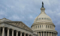米上院、国防権限法案を可決　週内にも下院通過へ