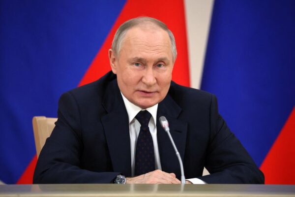 ロシアの今年インフレ率は約8％、経済はプラス成長へ＝プーチン氏