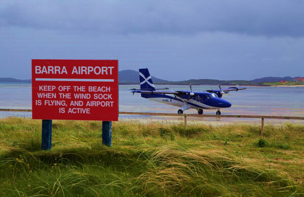 イギリスの離島にある、滑走路が1日2回消える不思議な空港