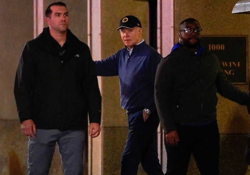 待機中の米大統領警護車に車突っ込む、バイデン氏は無事