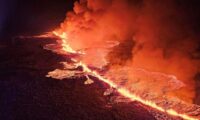 アイスランドで火山噴火、過去数週間地震が頻発