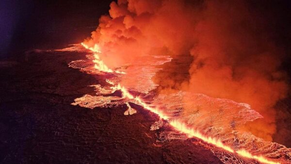 アイスランドで火山噴火、過去数週間地震が頻発
