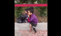 削除されたストリートチルドレンの動画　「赤い看板」の前にいた裸足の子供＝中国 広東