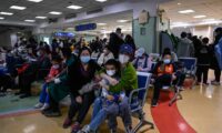 診察受けるまで「5日間待ち」　病状が悪化した児童の親が病院を糾弾＝中国