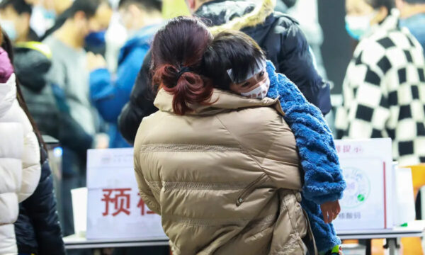 中国の診療所が「低所得の患者は診ない」と掲示