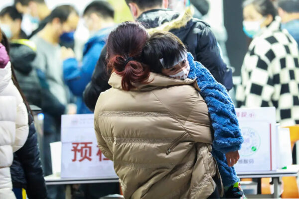 中国の診療所が「低所得の患者は診ない」と掲示