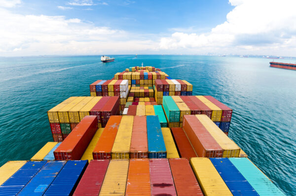 マラッカ海峡の許容量が限界に近づく中、各国が貿易ルートの代替案を検討