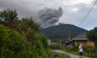 インドネシア火山噴火、登山者11人死亡　不明者12人の捜索中断