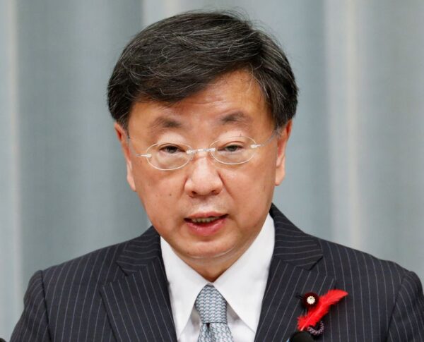 松野官房長官が辞表提出、「国政に遅滞生じさせないよう」