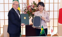 上川外務大臣と日・ブラジル刑事共助条約に署名