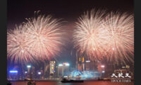 中国人が香港で年越し花火見物　ただし「ホテルに泊まらず日帰り」で大混雑に