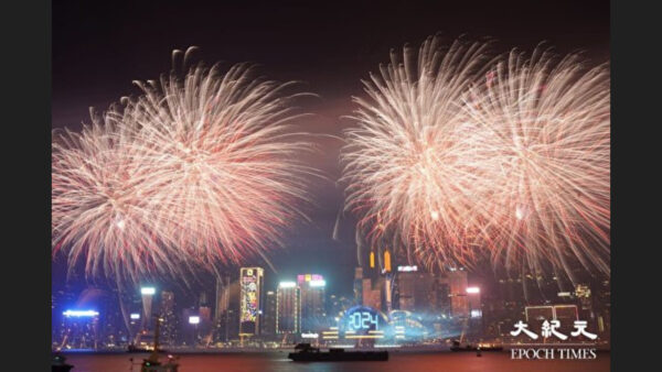 中国人が香港で年越し花火見物　ただし「ホテルに泊まらず日帰り」で大混雑に