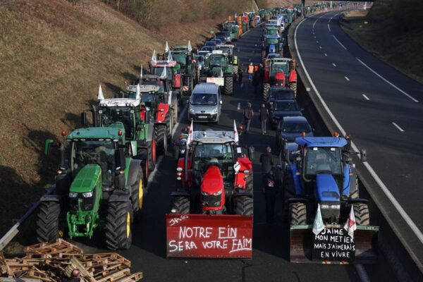 仏全土で高速道路を抗議封鎖、インフレや安価な輸入品で農家が怒り