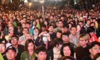 台湾総統選まであとわずか　在外台湾人は帰還投票、若い票が集まる柯文哲氏が「変数」か