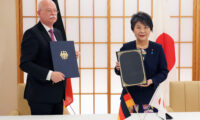 上川大臣と駐日ドイツ大使　日・独物品役務相互提供協定に署名　
