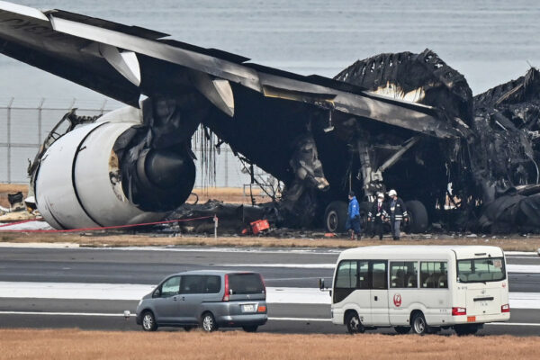 ＜羽田空港事故＞海保機長と管制官、認識不一致か　英メディア「全員避難」奇跡を讃える