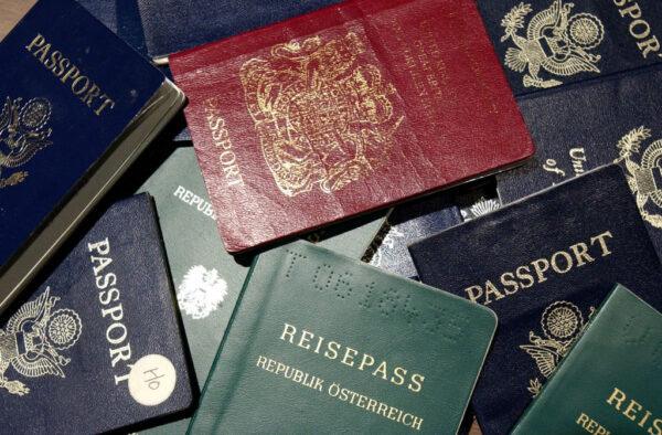 世界パスポートランキング、日本が首位に返り咲き