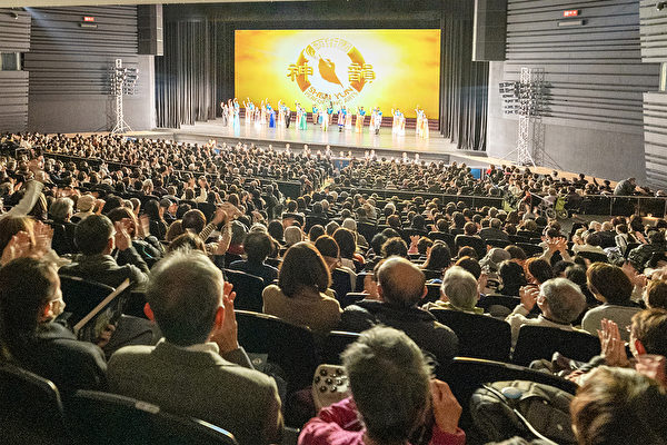 神韻大阪公演が開幕、文学博士が感動「強い心が技を支えている」