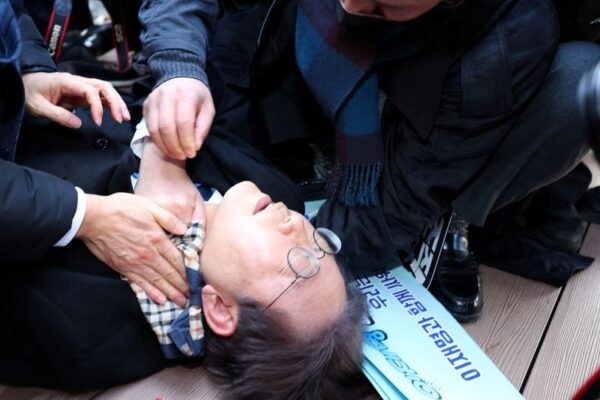 韓国野党代表、男に刺され病院に搬送　意識あり命に別状なし