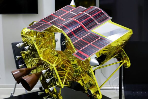 日本の探査機、月面に着陸　通信確立も太陽電池作動せず