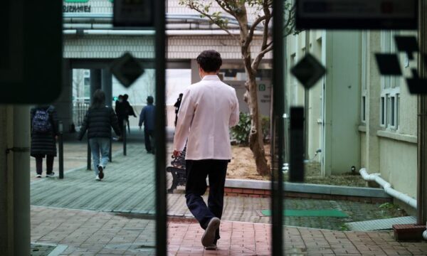 韓国の研修医8000人以上が職場離脱　医療現場の混乱拡大も