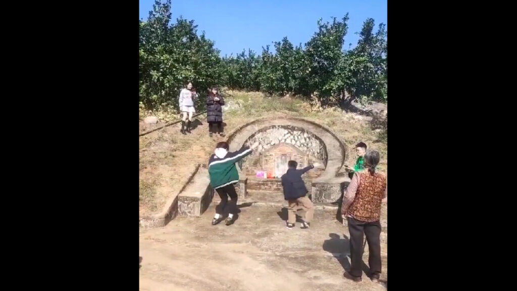 墓に来てまで「科目三」を踊るのか？　退廃的世相を反映するダンスブーム＝中国