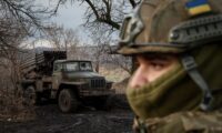 焦点：消耗するウクライナ軍、兵力も弾薬も不足　ロシア軍の優位鮮明に