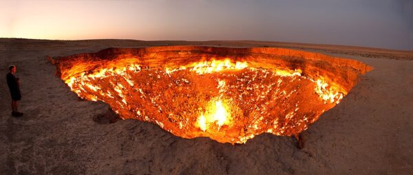 トルクメニスタン、半世紀以上も燃え続ける「地獄の門 」