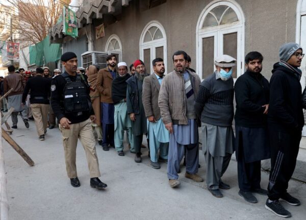 パキスタン総選挙、投票始まる　暴力多発で携帯電話の使用停止