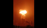 化学工場で爆発　夜空に吹き上がる「オレンジ色のキノコ雲」＝中国 寧夏