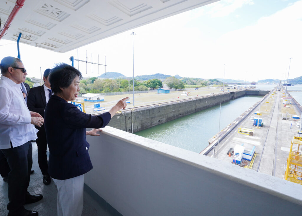 上川外相　パナマ運河視察　通航確保要請