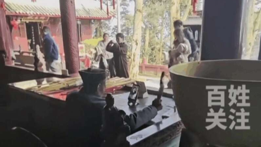 世も末か「携帯でドラマ見ながら鐘を打つ道士」　著名な道教寺院での嘆かわしい光景＝中国 四川