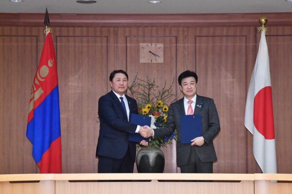 日・モンゴル防衛相会談　防衛協力・交流覚書に署名