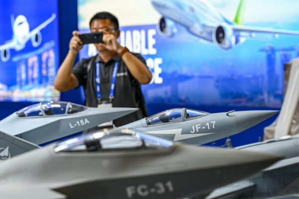 中国人民解放軍の新世代ステルス艦載機「殲-35」　性能に疑問の声