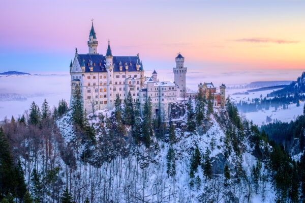 おとぎ話が始まる場所　ノイシュヴァンシュタイン城の雪景色での冒険