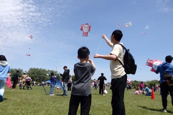 【東京都板橋区】1,000の凧が大空を舞い彩る！荒川河川敷で親子たこあげ大会開催