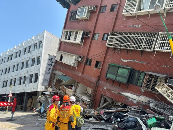 台湾で震度6強、4人死亡・50人超負傷　ＴＳＭＣ工場で一時避難